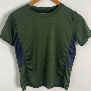 🌟3/20 real essentials short sleeve athletic shirt.  Size Boys Large.